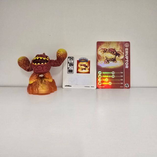 Skylanders Giants Lightcore Eruptor