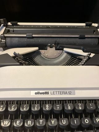 Olivetti Lettera 12: Máquina de escribir