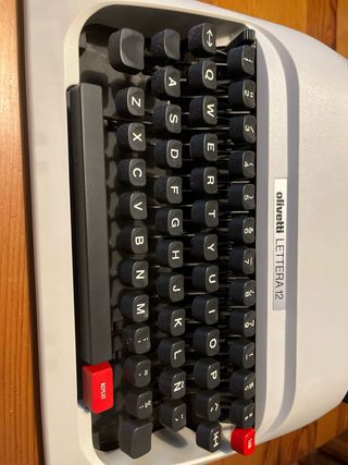 Olivetti Lettera 12: Máquina de escribir