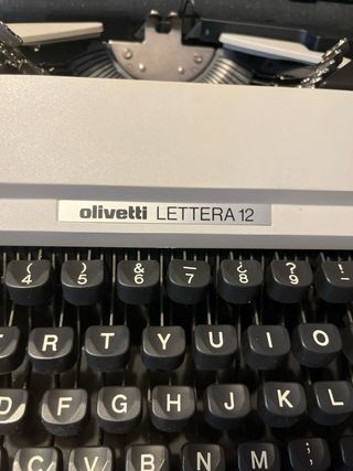 Olivetti Lettera 12: Máquina de escribir