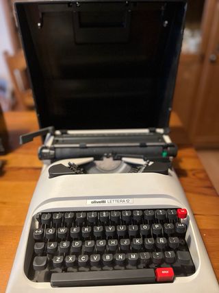Olivetti Lettera 12: Máquina de escribir