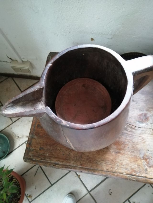 Brocca decorativa in legno