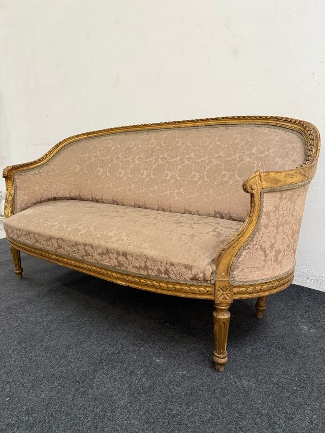 Elegante sofá estilo Luis XV.
