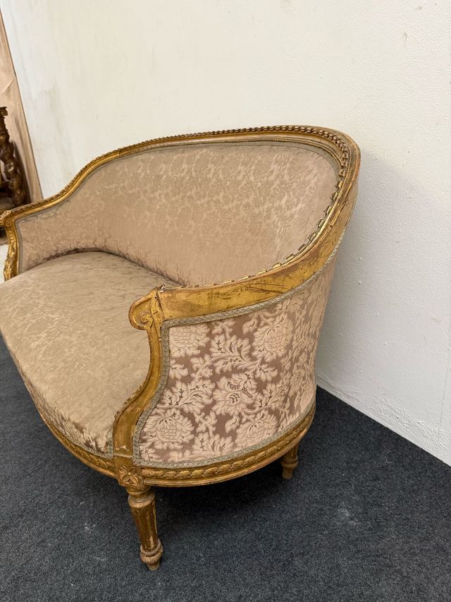Elegante sofá estilo Luis XV.