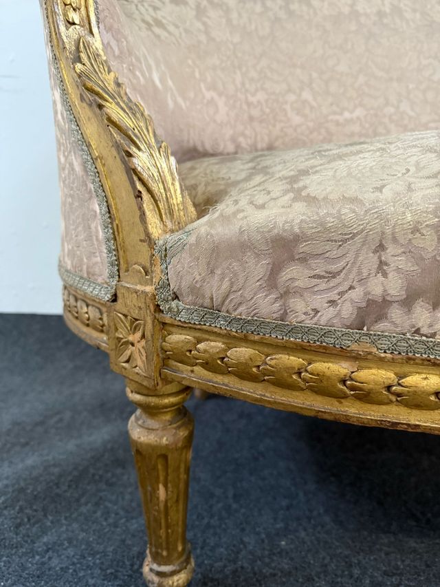 Elegante sofá estilo Luis XV.