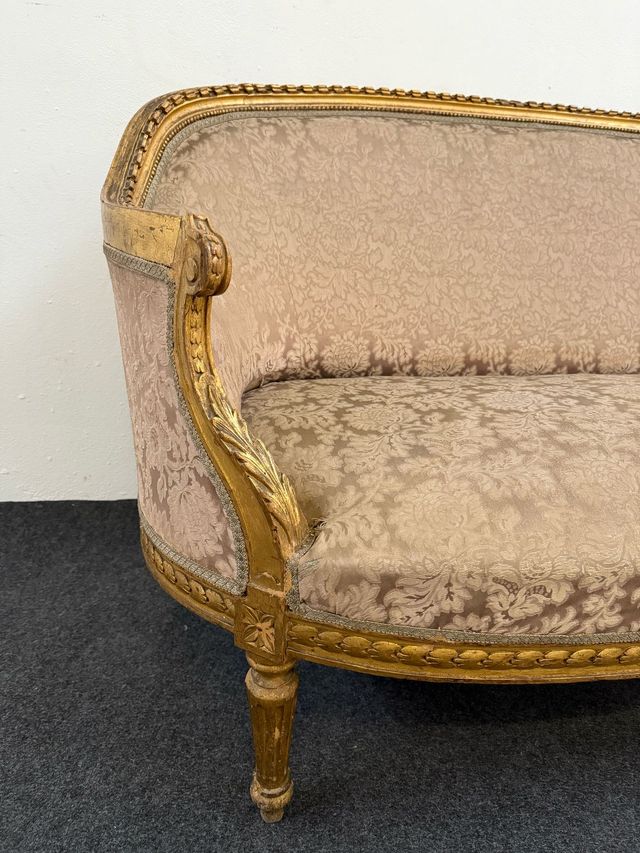 Elegante sofá estilo Luis XV.
