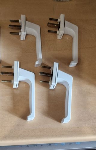 Cuatro manetas blancas ventanas oscilobatientes