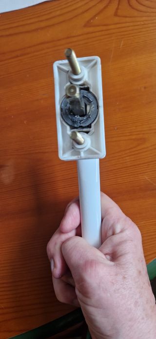 Cuatro manetas blancas ventanas oscilobatientes