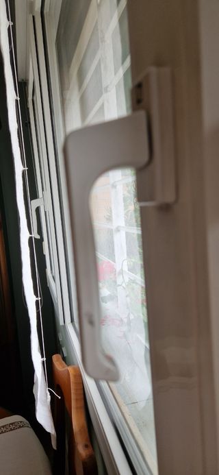 Cuatro manetas blancas ventanas oscilobatientes