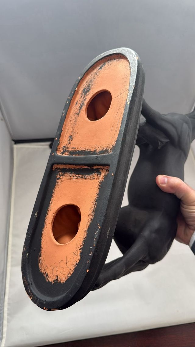 Figura caballo gres negra