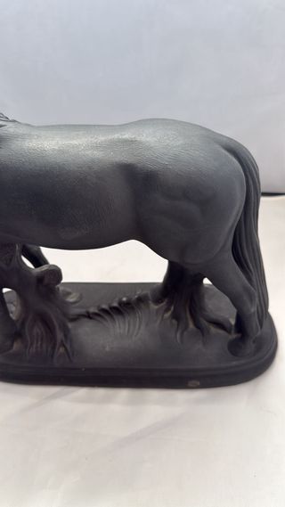 Figura caballo gres negra