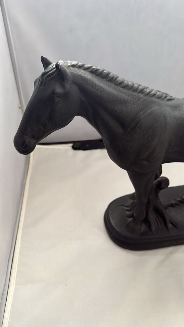 Figura caballo gres negra
