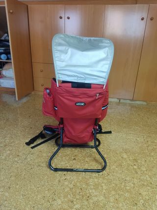 Mochila portabebés Jané roja.