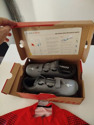 Maglietta e scarpe ciclismo 