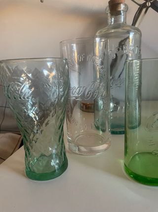 Botella y  vasos Cocacola