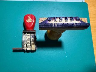 Sello y fechador Trodat con almohadillas de tinta