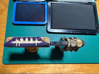 Sello y fechador Trodat con almohadillas de tinta