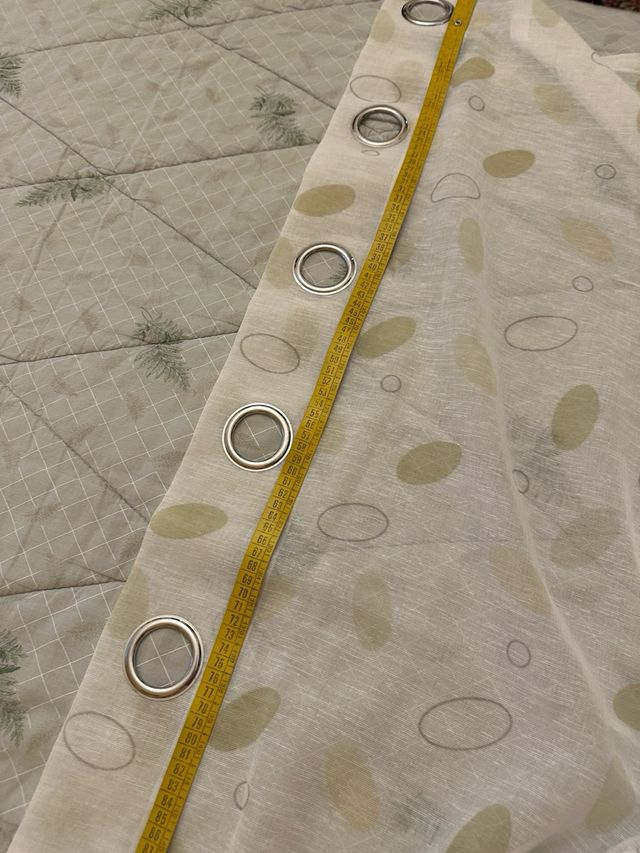 Tende bianche con foglie verdi