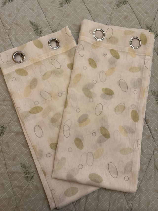 Tende bianche con foglie verdi