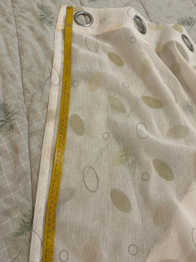 Tende bianche con foglie verdi