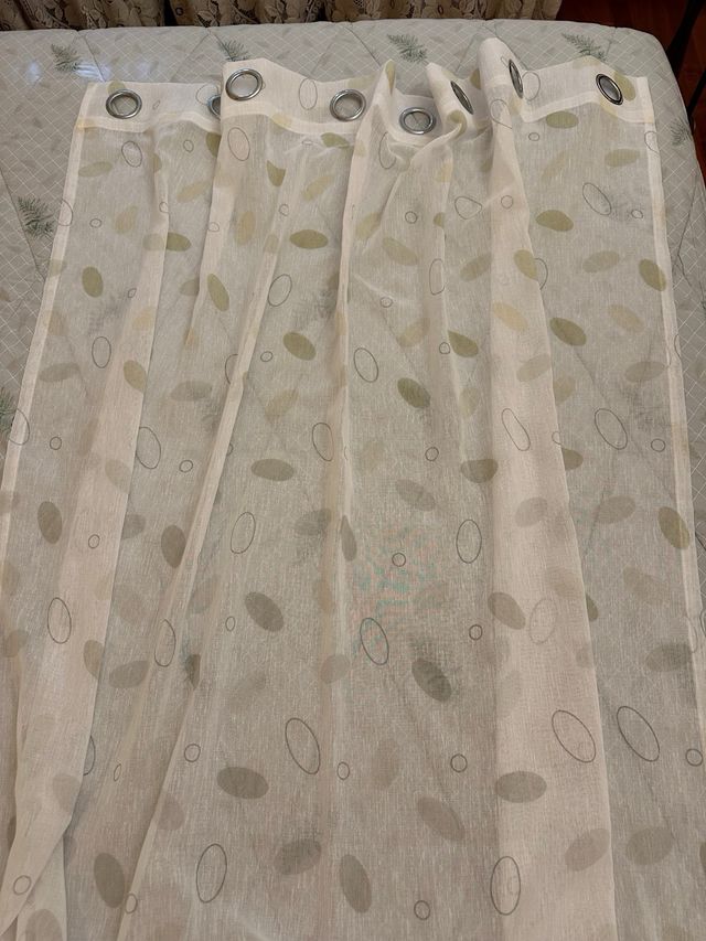 Tende bianche con foglie verdi