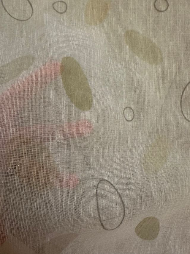 Tende bianche con foglie verdi