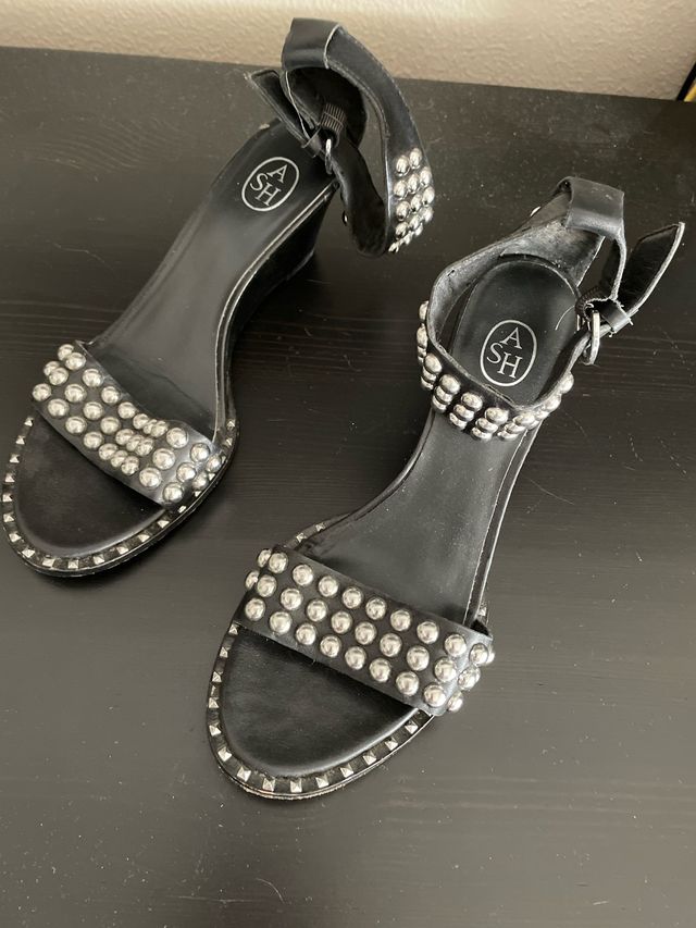 Sandalias ASH negras con tachuelas