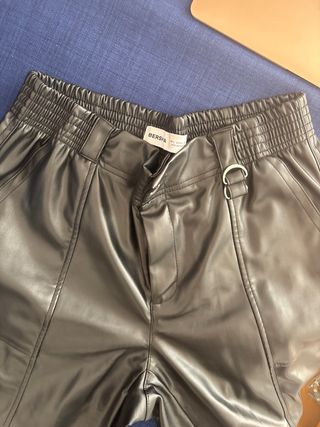 Pantalones Bershka cargo efecto cuero
