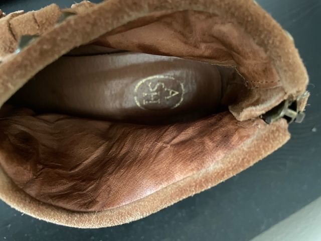 Botines de ante marrón con flecos