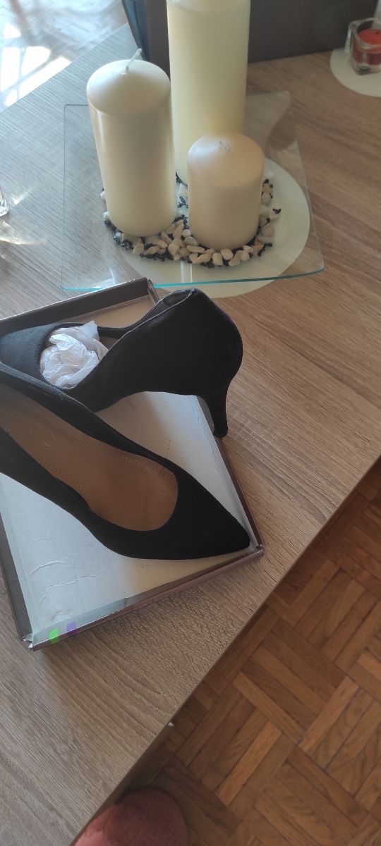 Zapatos tacón negros brillantes con bolso a juego 