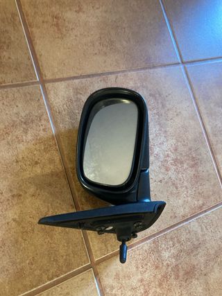 Retrovisor Nissan Micra K11 
Lado derecho. 

