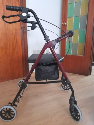 Andador con asiento y porta objetos 
