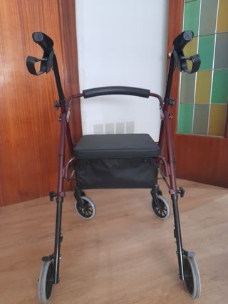 Andador con asiento y porta objetos 