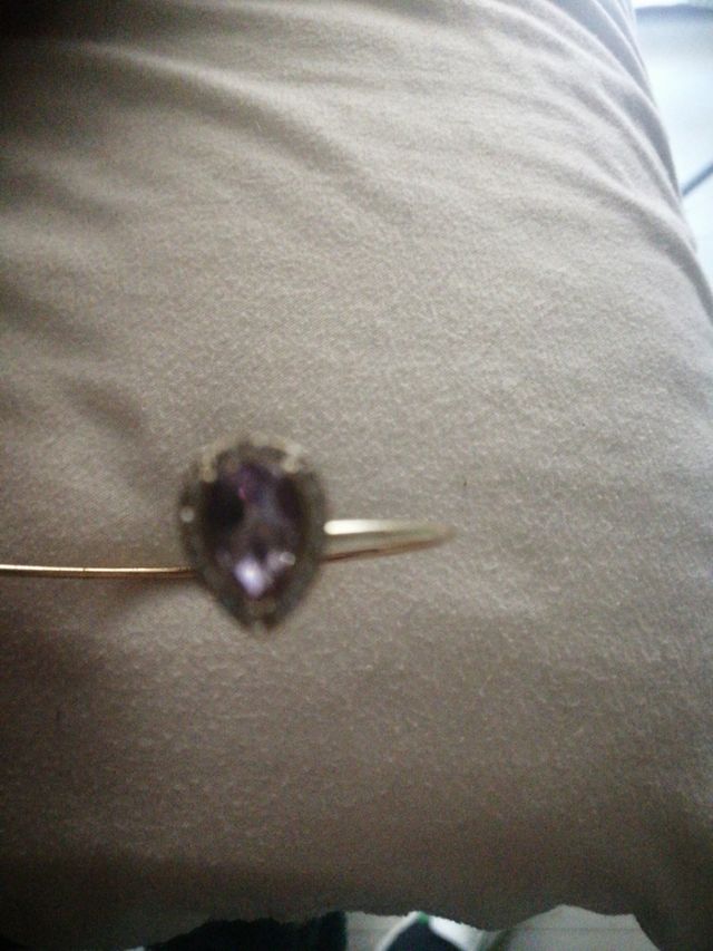 Bracciale rigido oro con cuore viola