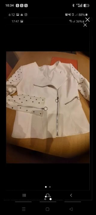 Cazadora blanca con tachuelas