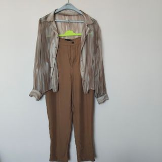 Conjunto Blusa y pantalón " talla L " TODO 3€.
