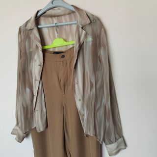 Conjunto Blusa y pantalón " talla L " TODO 3€.