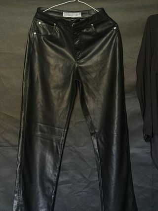 PANTALON BERSHKA CUERO