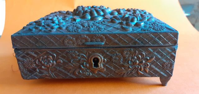 Caja antigua tallada