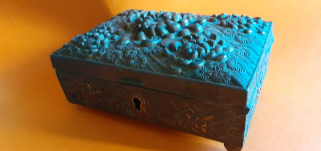 Caja antigua tallada