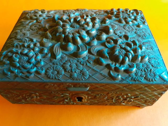 Caja antigua tallada