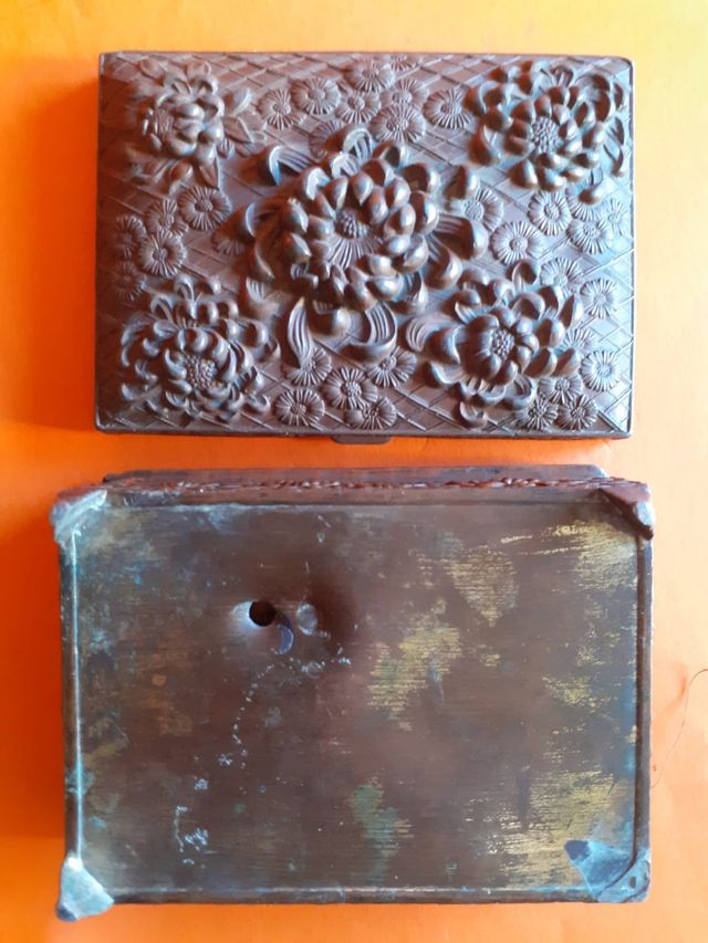 Caja antigua tallada