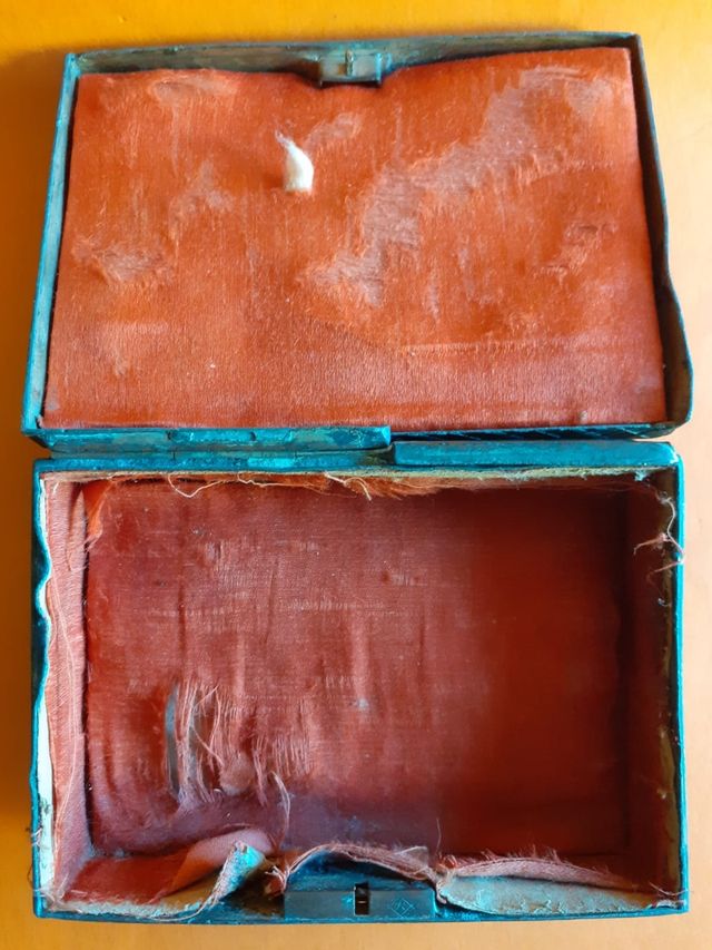 Caja antigua tallada