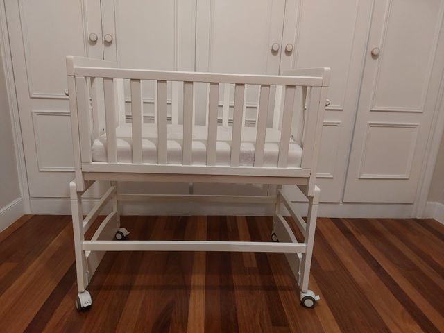 Minicuna blanca colecho evolutiva con textiles