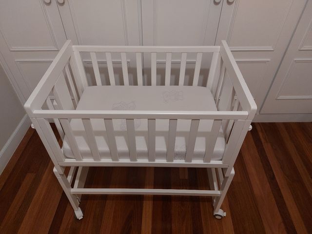 Minicuna blanca colecho evolutiva con textiles