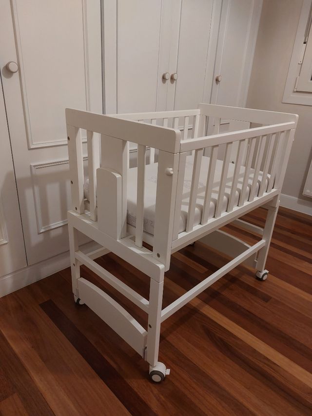 Minicuna blanca colecho evolutiva con textiles