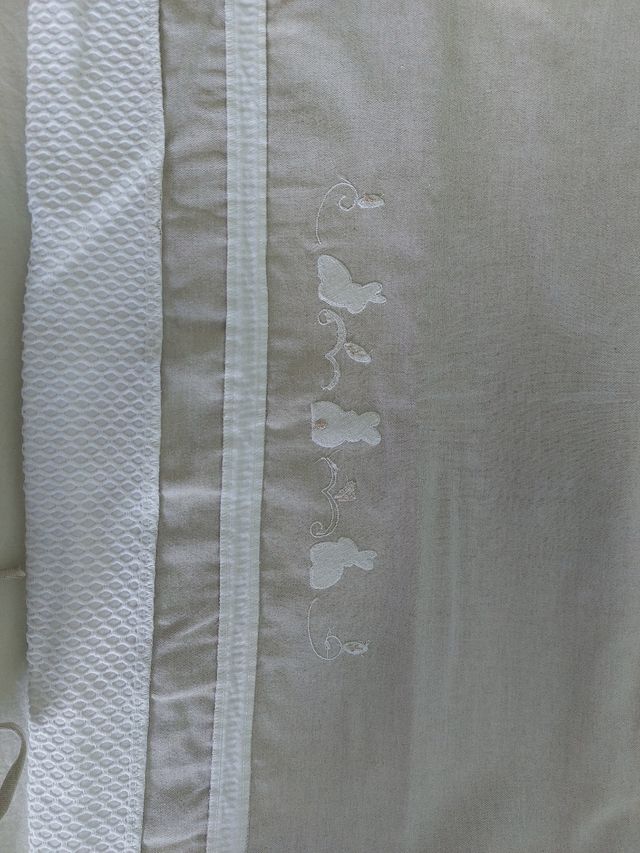 Minicuna blanca colecho evolutiva con textiles