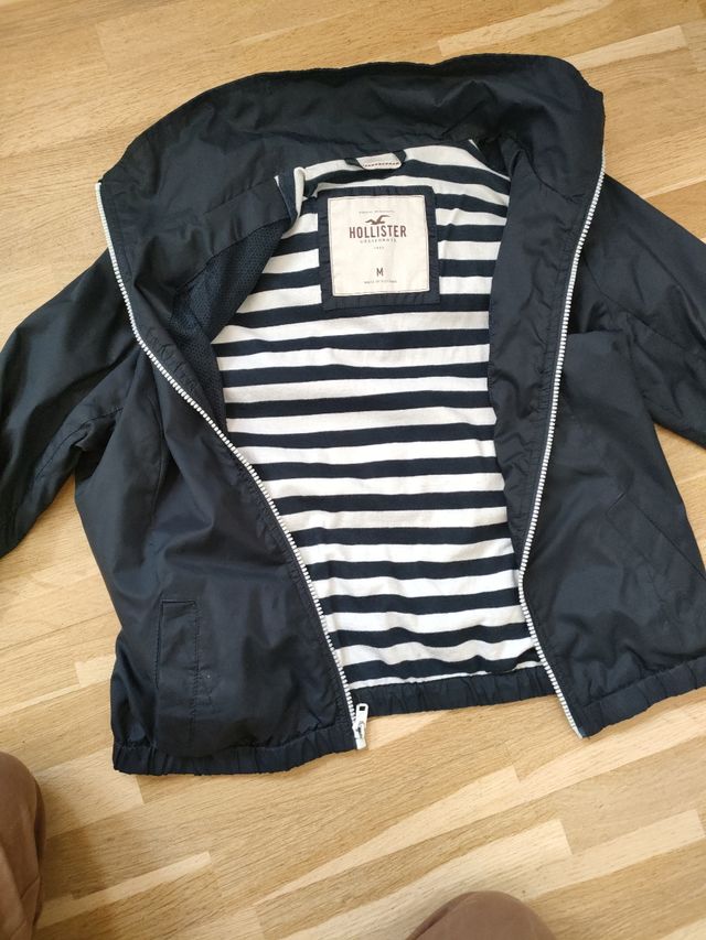 Chaqueta Hollister con capucha para niño.