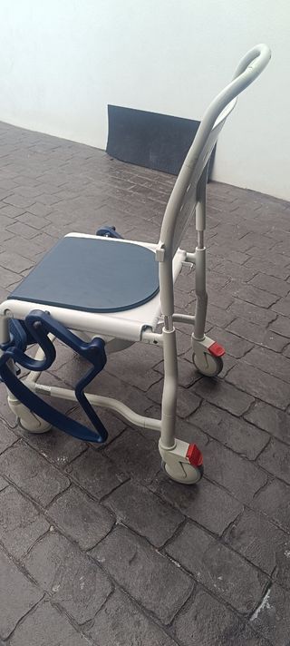 Silla de ducha con orinal