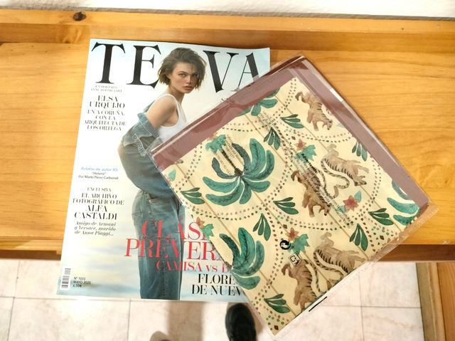 Revista Telva con pañuelo